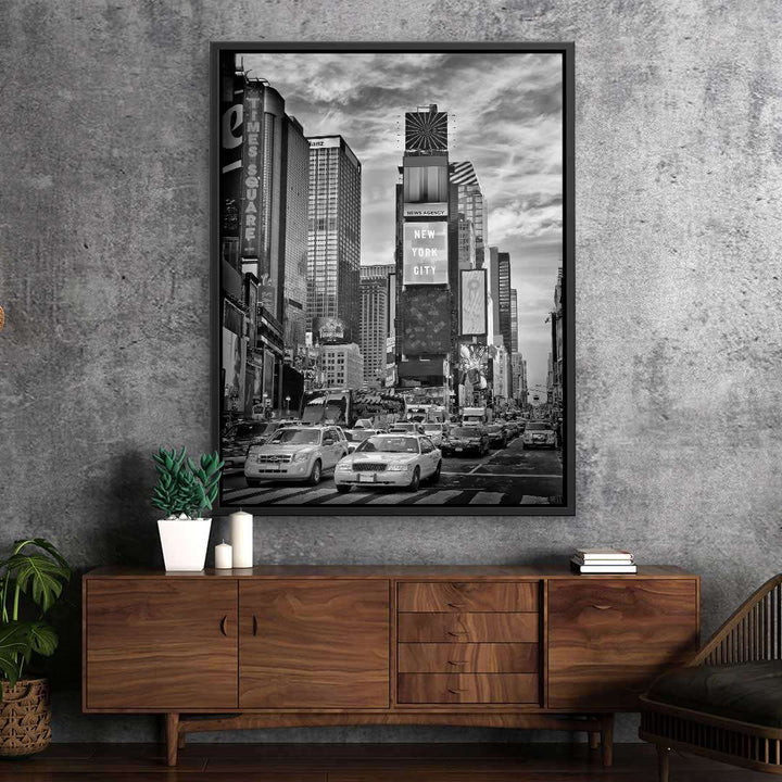 Schwarz-weiß Wandbild mit New York City Skyline und Straßenszene im modernen Wohnzimmer