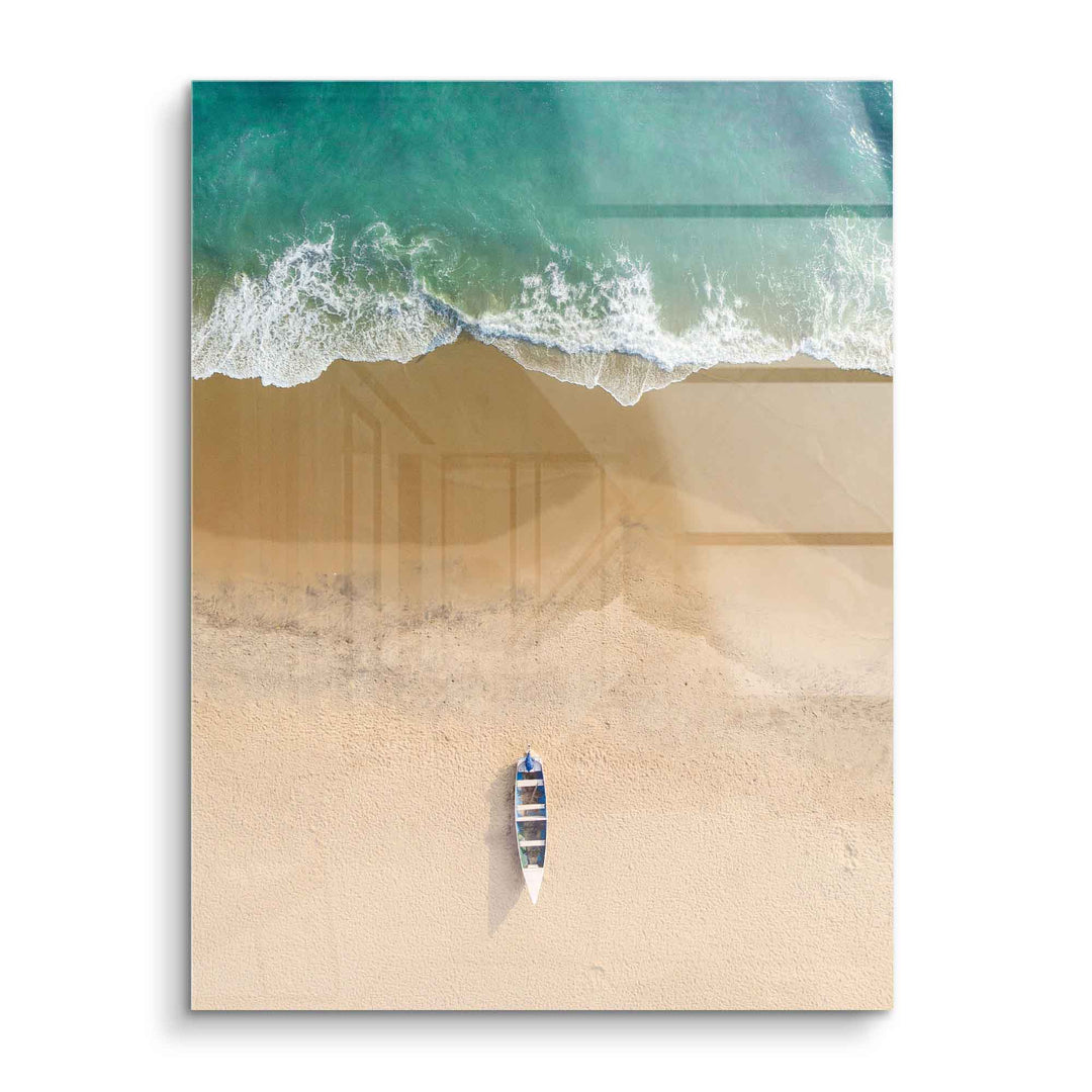 Wandbild mit Luftaufnahme: Boot am Sandstrand, türkisblaues Meer und sanfte Wellen