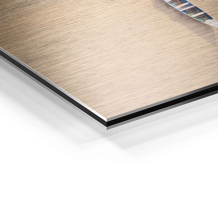 Detailansicht eines Wandbilds auf gebürstetem Aluminium mit Boot-Motiv am Strand