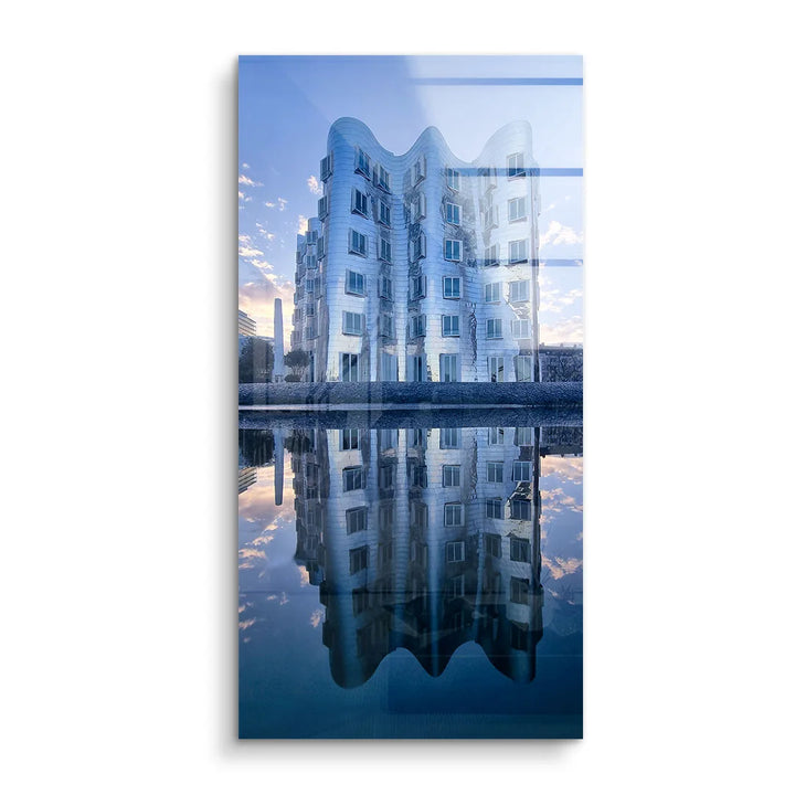 Modernes Tower-Gebäude mit geschwungener Fassade und Spiegelung im Wasser, Wandbild Acrylglas