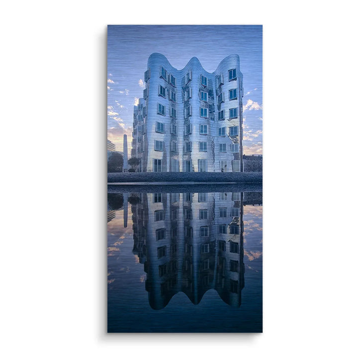 Modernes wellenförmiges Gebäude spiegelt sich im Wasser, Wandbild Kunst Skyline blau