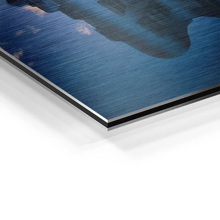 Detailansicht eines Wandbilds auf Aluminium mit gebürsteter Oberfläche, moderne Kunst