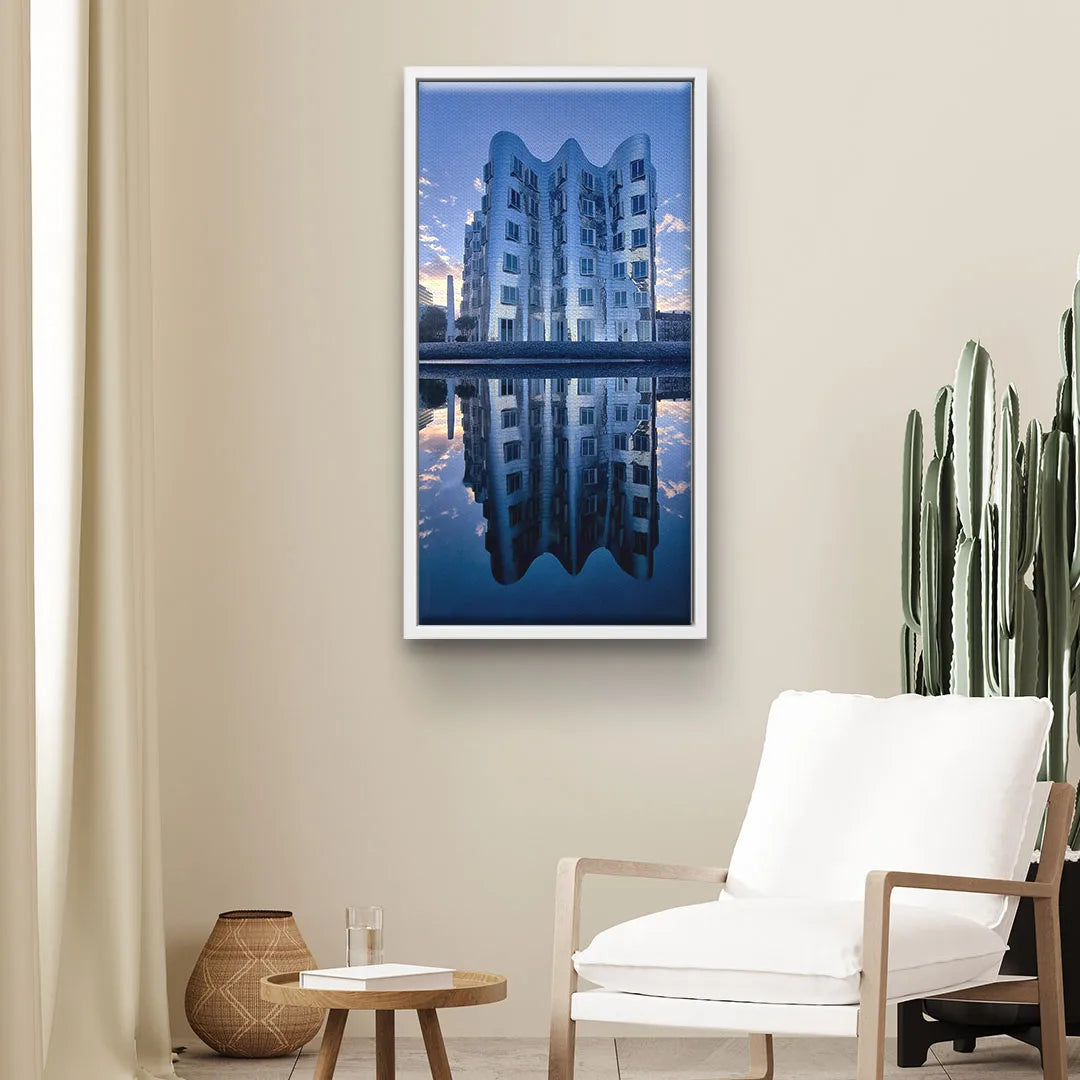 Modernes Wandbild mit abstraktem Hochhaus und Spiegelung im Wasser im Wohnzimmer