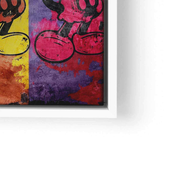 Pop Art Wandbild mit bunter Comic-Figur vor abstraktem Hintergrund, Teilansicht im Rahmen