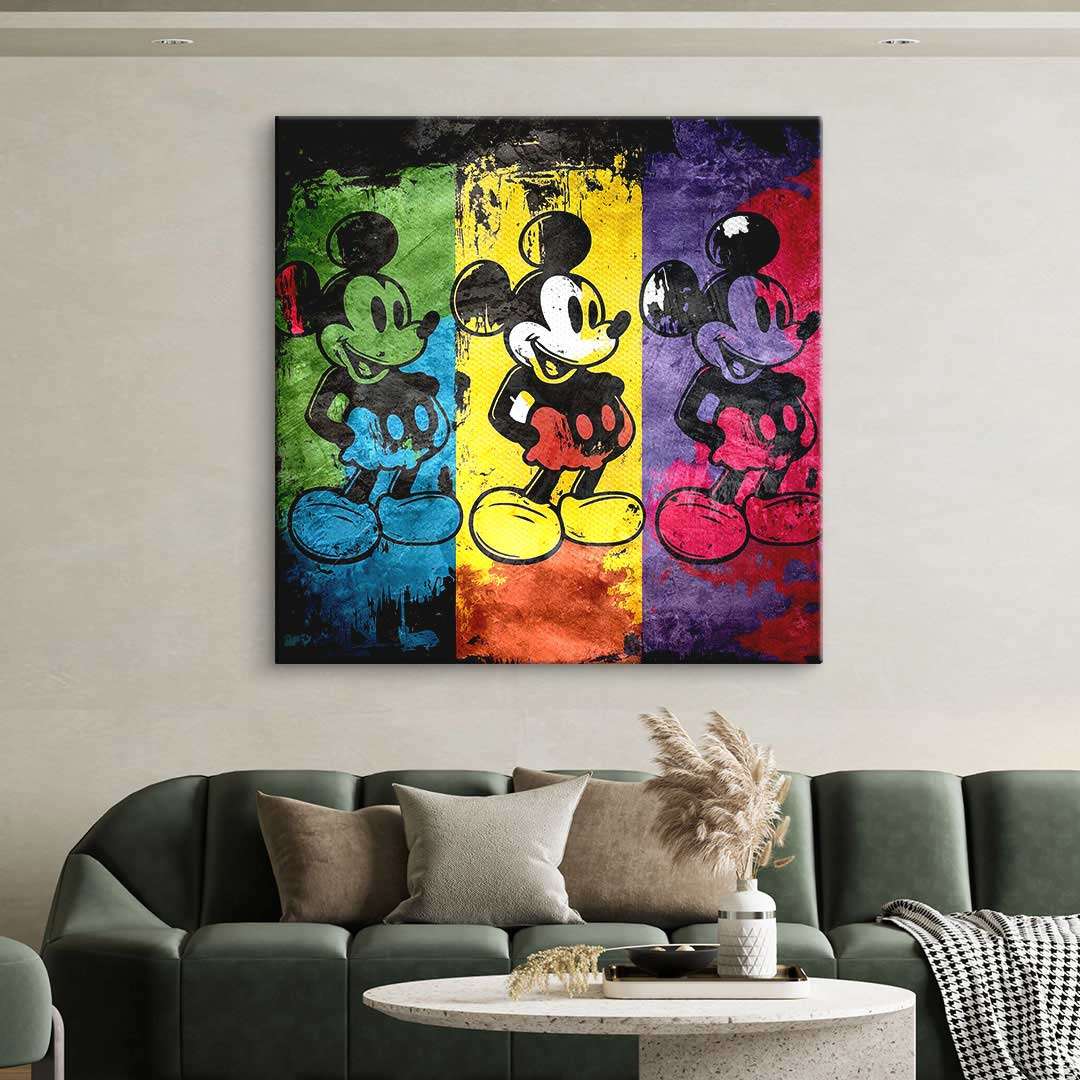 Modernes Wandbild im Wohnzimmer mit dreifacher Comic-Figur in knalligen Pop Art Farben