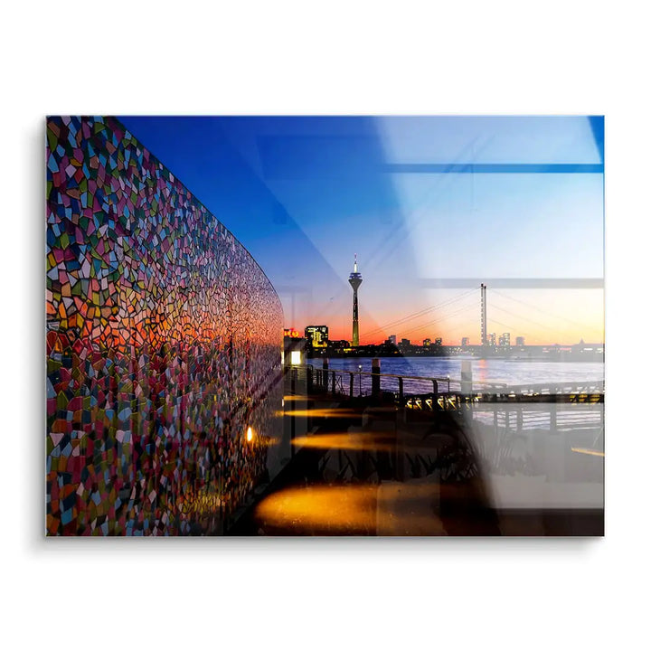Modernes Wandbild mit buntem Mosaik, Fernsehturm und Sonnenuntergang am Flussufer