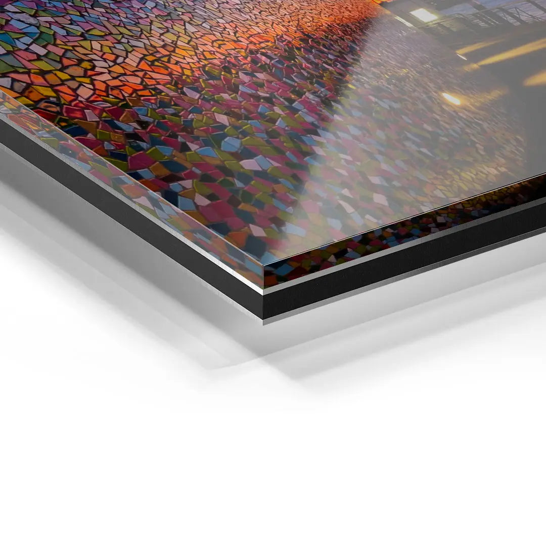 Detailaufnahme eines bunten Wandbilds auf Acrylglas mit Mosaikmuster und Turmmotiv
