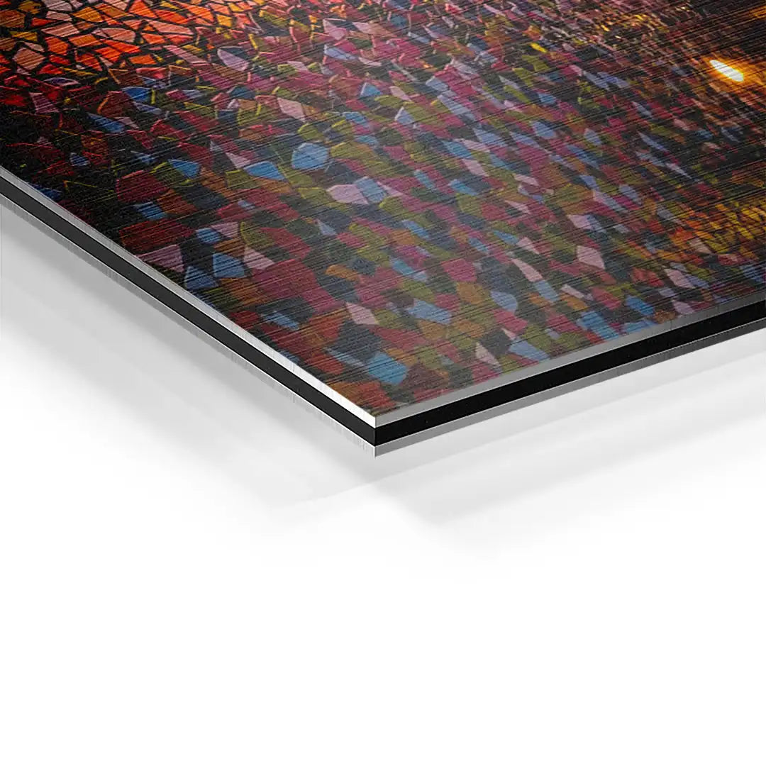 Detailaufnahme eines bunten Wandbilds auf Aluminium mit abstraktem Mosaikmuster, Kunst