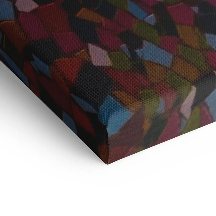 Detail eines bunten Leinwand-Wandbilds mit abstraktem, geometrischem Muster
