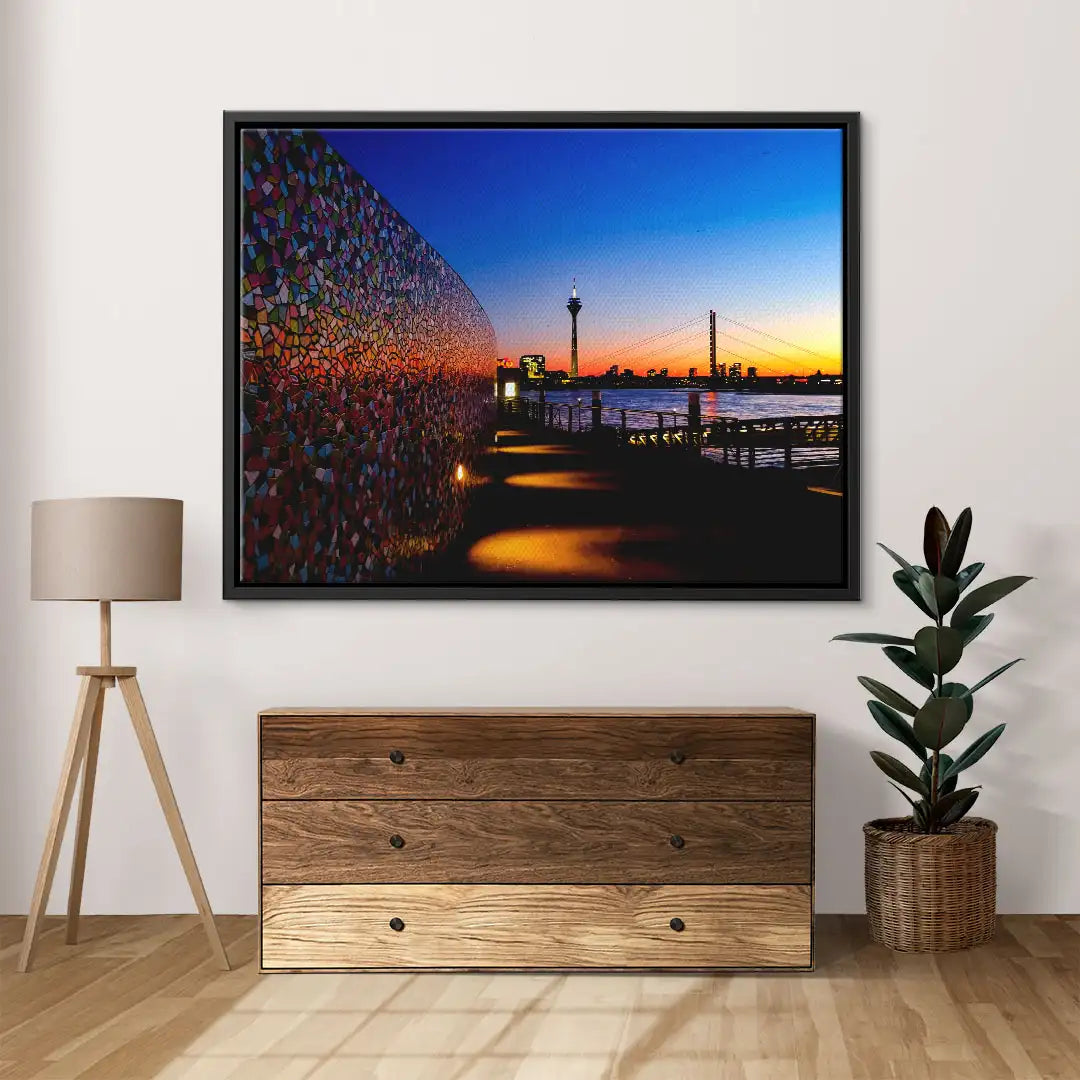 Modernes Wandbild mit farbenfroher Turm-Skyline bei Sonnenuntergang im Wohnzimmer