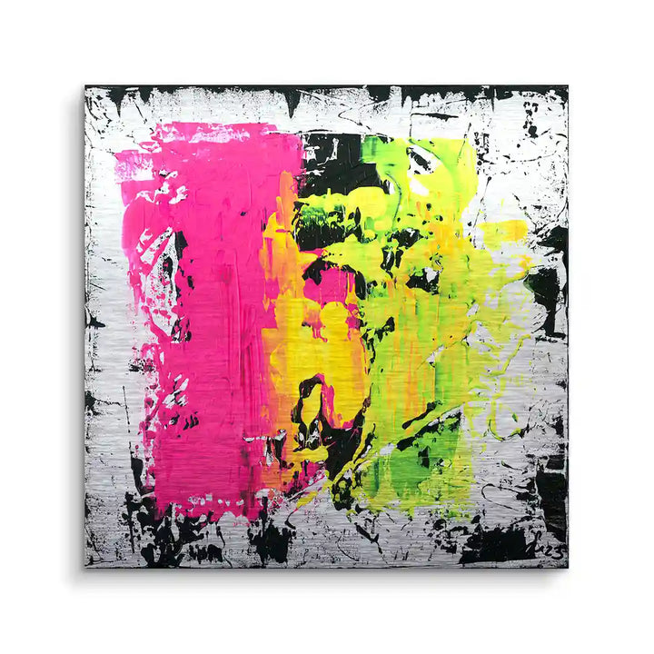 Abstraktes Wandbild mit pinken, gelben und grünen Farbfeldern auf silbernem Hintergrund