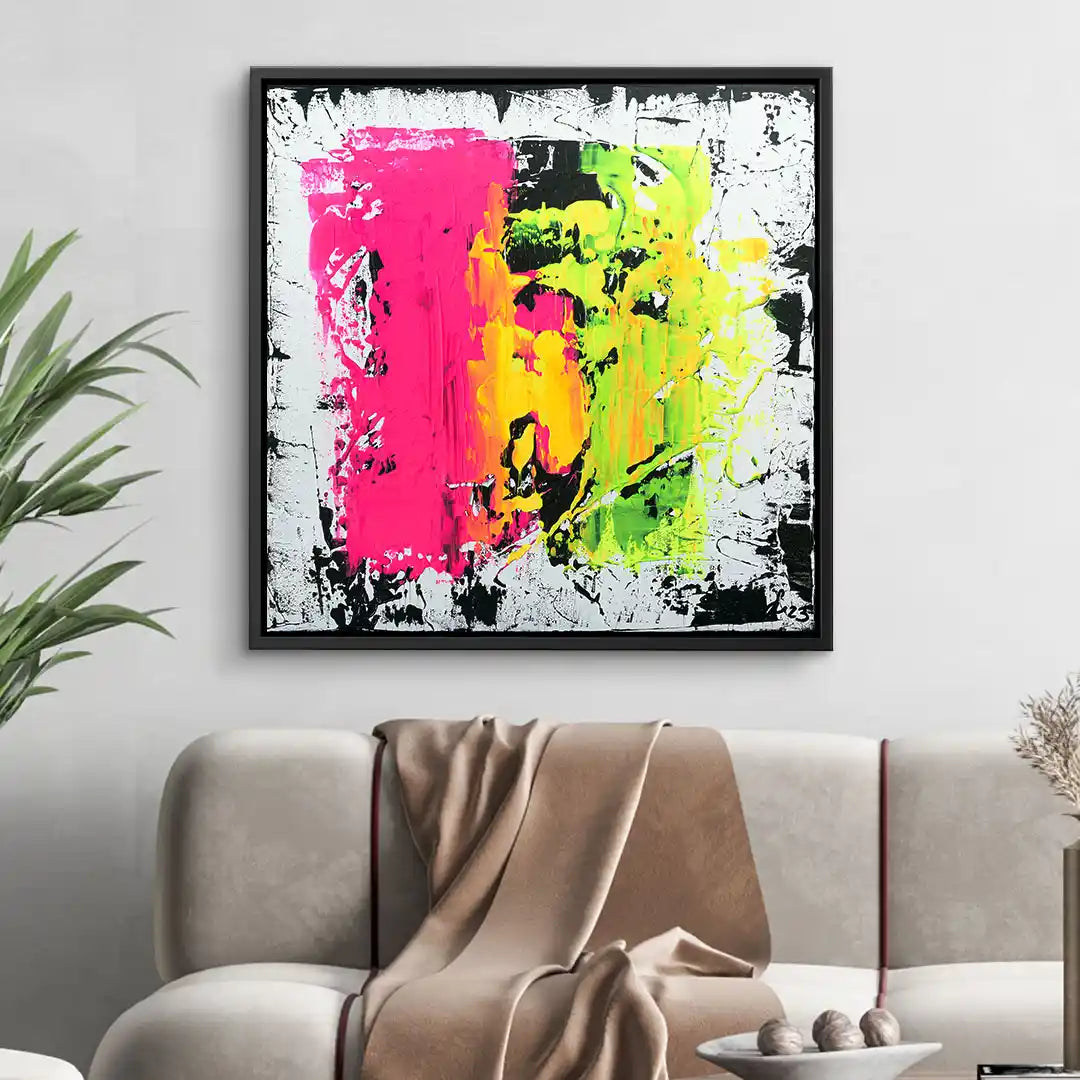 Abstraktes Wandbild mit leuchtendem Pink, Gelb und Grün im modernen Wohnzimmer