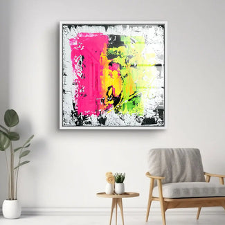 Modernes abstraktes Wandbild mit Neonpink und Gelb an weißer Wand im Wohnzimmer