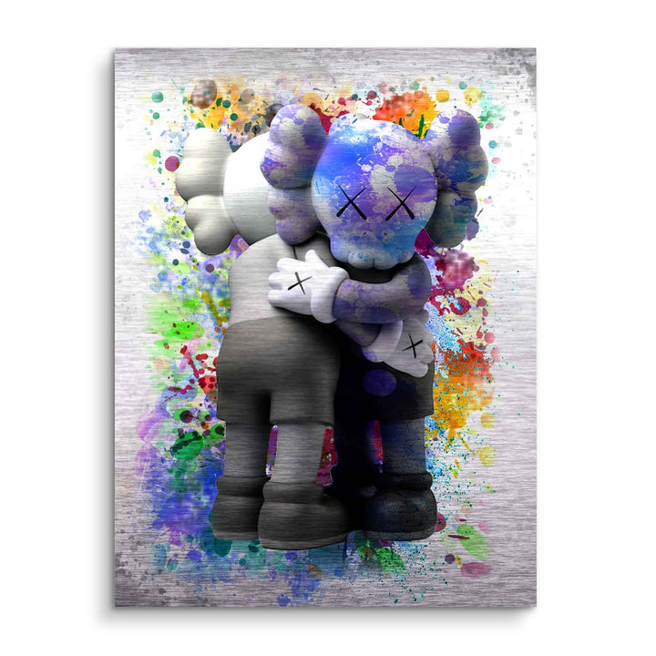 Modernes Wandbild mit zwei umarmenden Figuren im KAWS-Stil, bunte Farbspritzer, Pop Art
