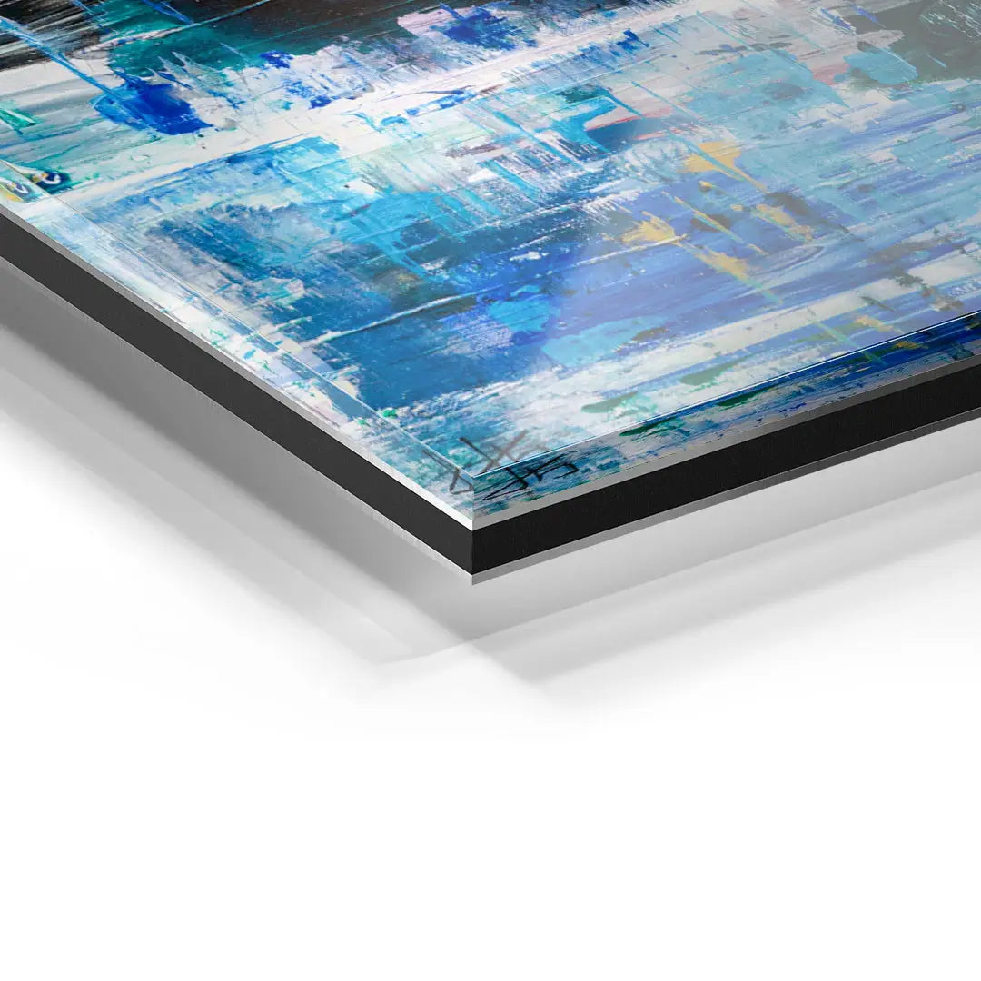 Detailansicht abstraktes Wandbild mit blauen und weißen Spiegelungen auf Acrylglas