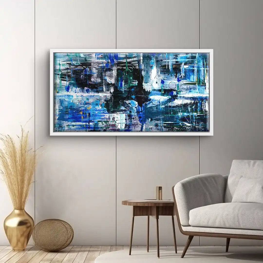 Modernes abstraktes Wandbild in Blau und Schwarz in stilvollem Wohnzimmer an grauer Wand.