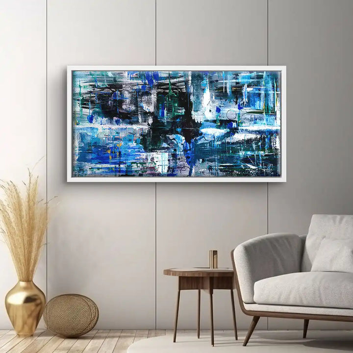 Modernes abstraktes Wandbild in Blau und Schwarz in stilvollem Wohnzimmer an grauer Wand.