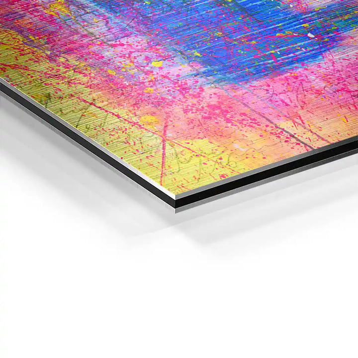 Detailfoto eines modernen Wandbilds auf Aluminium mit buntem, abstraktem Farbverlauf