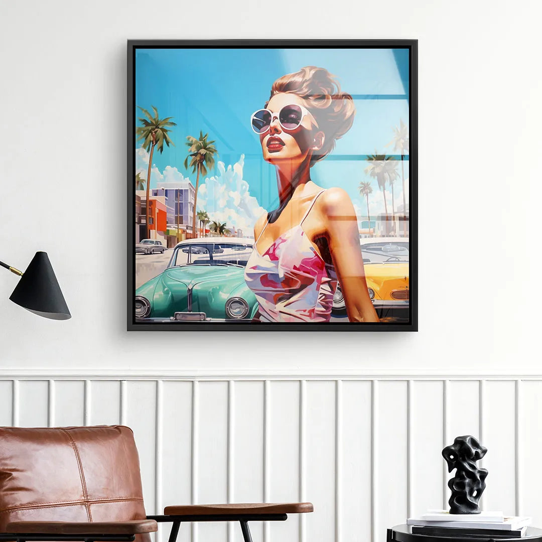 Modernes Wandbild mit stilvoller Frau, Oldtimer, Palmen und sonnigem Stadtmotiv