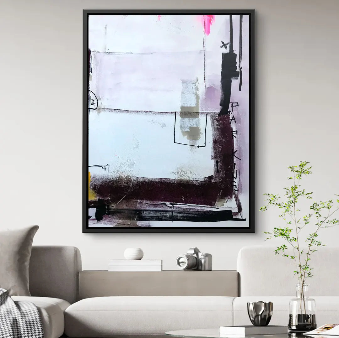 Abstraktes Wandbild in modernen Farben an einer Wohnzimmerwand, minimalistische Einrichtung