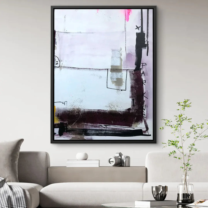 Abstraktes Wandbild in modernen Farben an einer Wohnzimmerwand, minimalistische Einrichtung