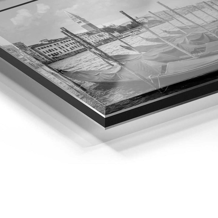 Detailansicht Acrylglas-Wandbild Venedig mit Gondeln und Architektur im Hintergrund