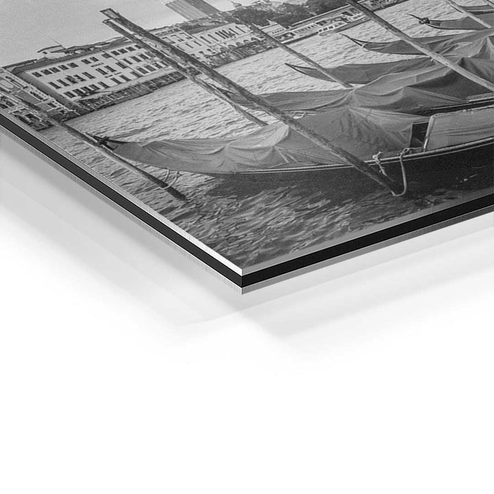 Detailansicht Wandbild Venedig mit Gondeln auf Aluminium, moderne Schwarz-Weiß-Kunst