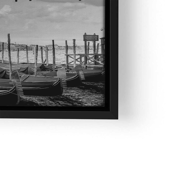 Schwarz-weiß Wandbild mit Gondeln in Venedig am Wasser, moderner Kunstdruck im Rahmen