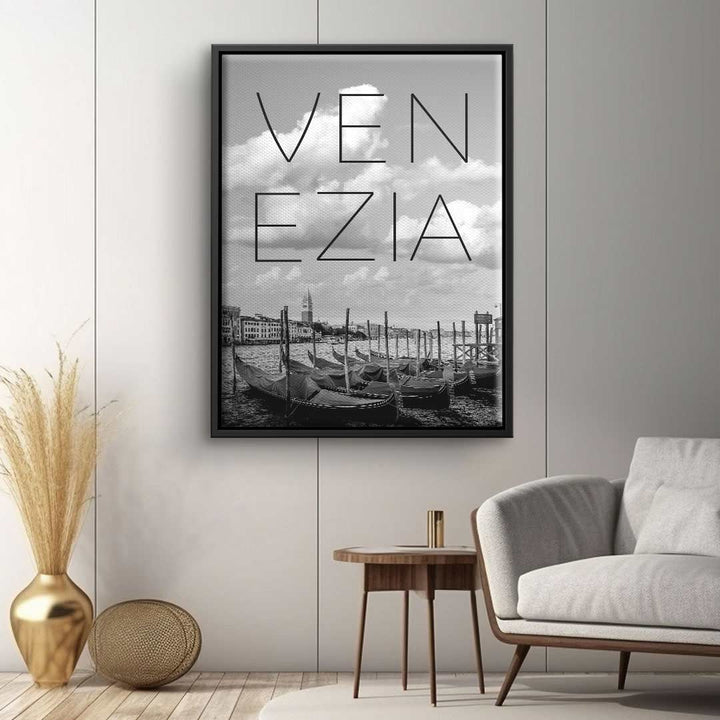 Schwarzweißes Wandbild Venedig mit Gondeln und Schriftzug in modernem Wohnzimmer