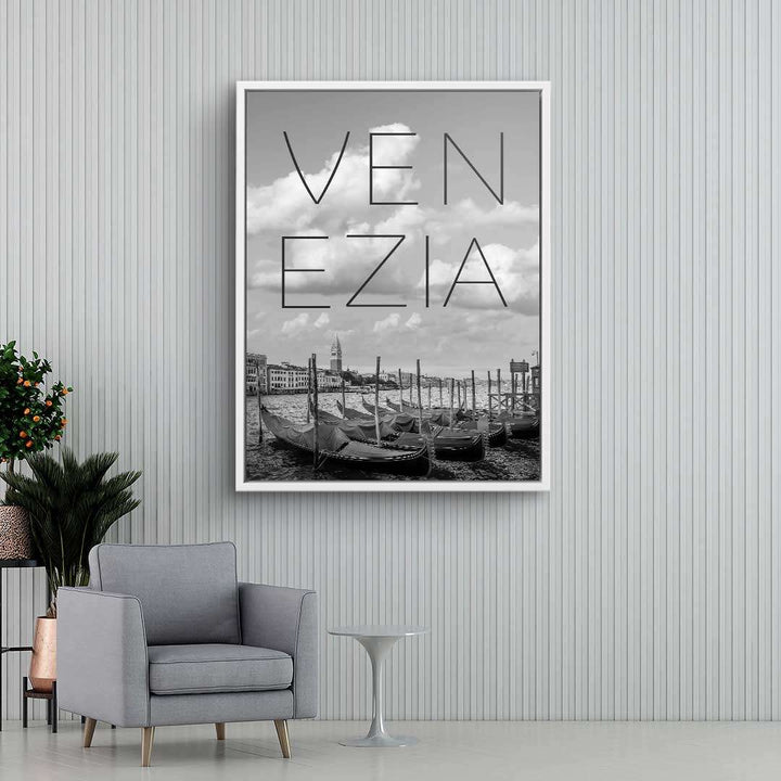 Schwarzweiß-Wandbild mit Gondeln in Venedig und großem Schriftzug 'Venezia'