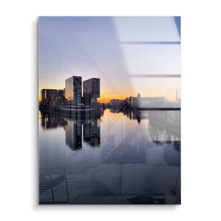 Modernes Wandbild mit Stadtansicht am Wasser bei Sonnenuntergang, Hochhäuser Spiegelung