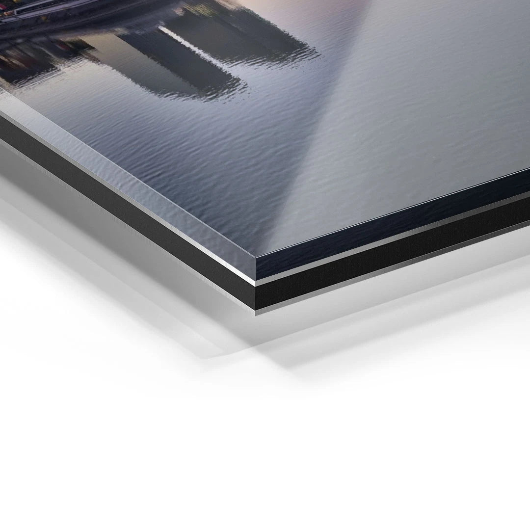Detailaufnahme eines modernen Wandbilds auf Acrylglas mit Stadtsilhouette und Wasserspiegelung