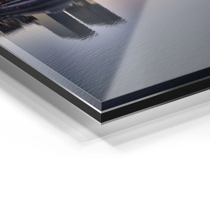 Detailaufnahme eines modernen Wandbilds auf Acrylglas mit Stadtsilhouette und Wasserspiegelung