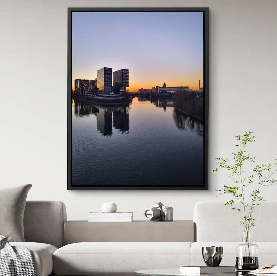 Modernes Wandbild mit Skyline am Fluss bei Sonnenuntergang im Wohnzimmer, stilvolle Wanddekoration