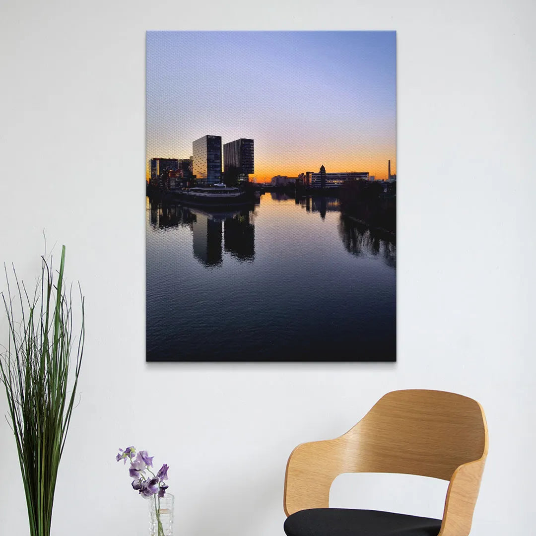 Modernes Wandbild mit Stadtansicht am Wasser bei Sonnenuntergang in Wohnzimmer