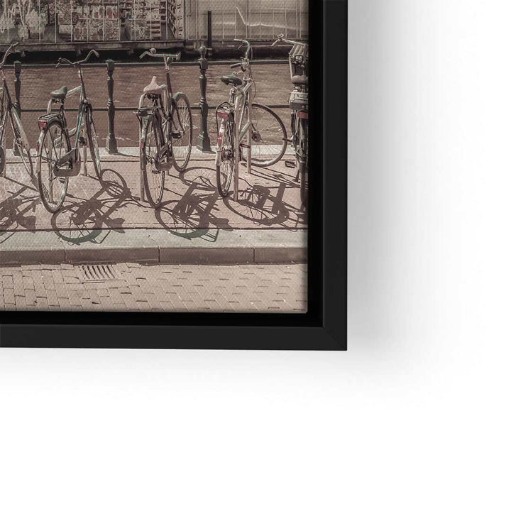 Vintage Wandbild mit Fahrrädern in Amsterdam im schwarzen Rahmen, Stadtmotiv Kunst