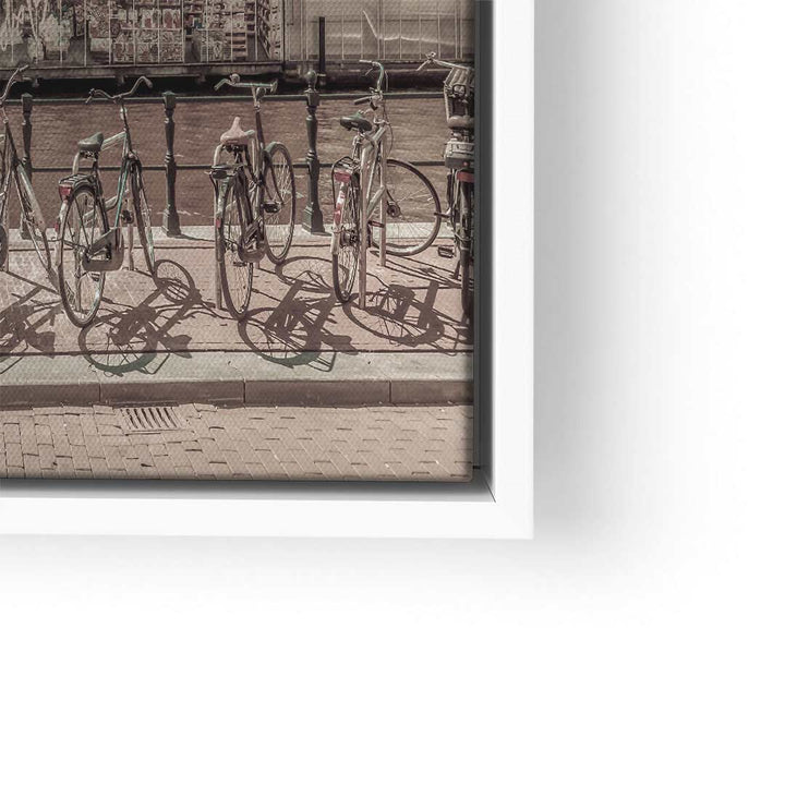 Vintage Wandbild Amsterdam mit Fahrrädern am Kanal, kunstvoll gerahmt