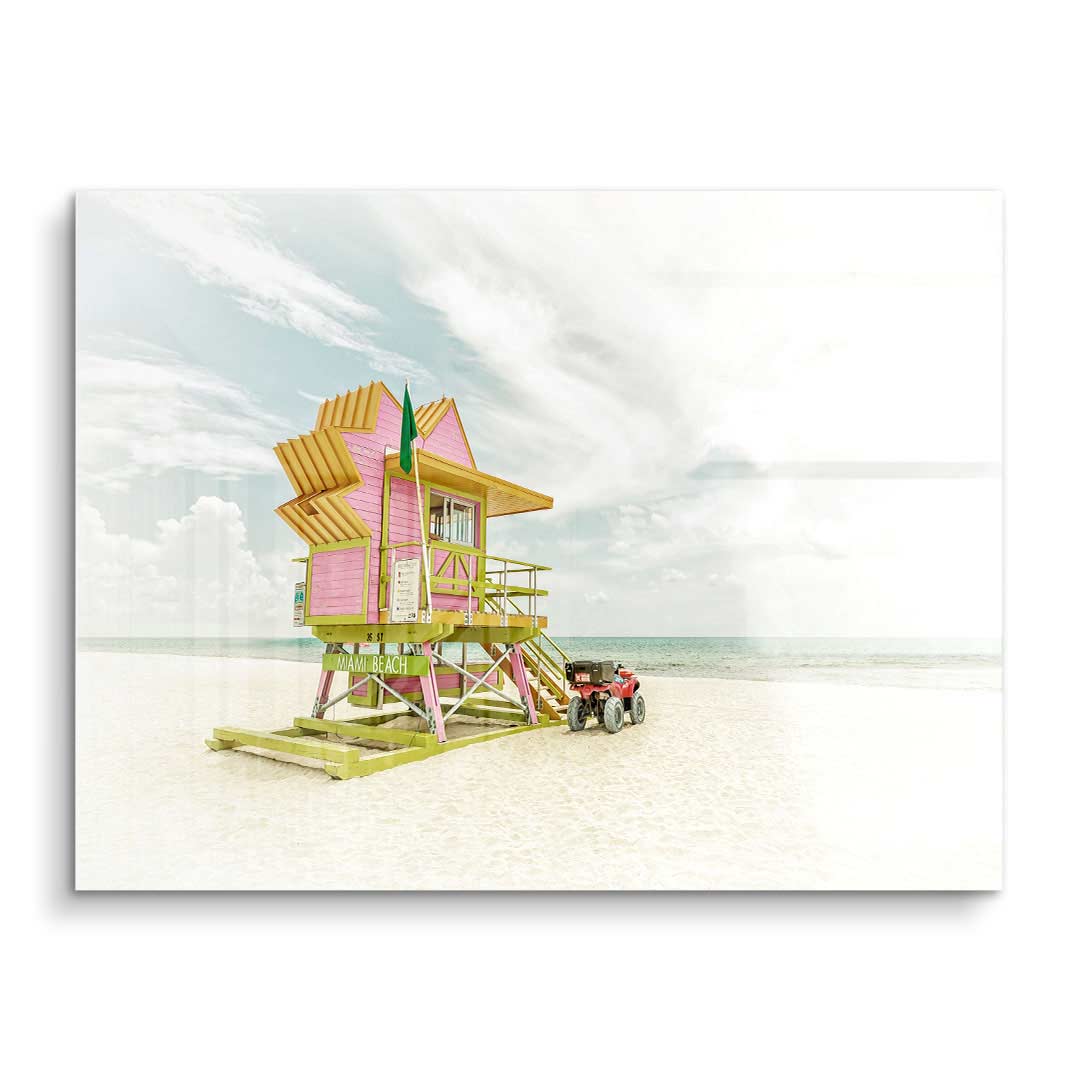Wandbild mit pinkem Miami Beach Rettungsturm am hellen Sandstrand, vintage Kunstmotiv