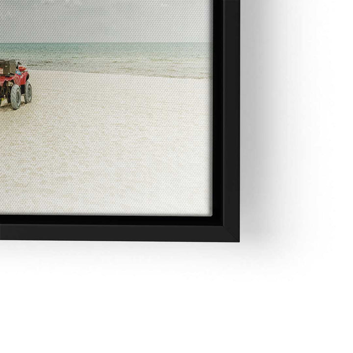 Detailansicht Wandbild mit Strand, Meer und rotem Auto im Vintage-Stil, schwarzer Rahmen