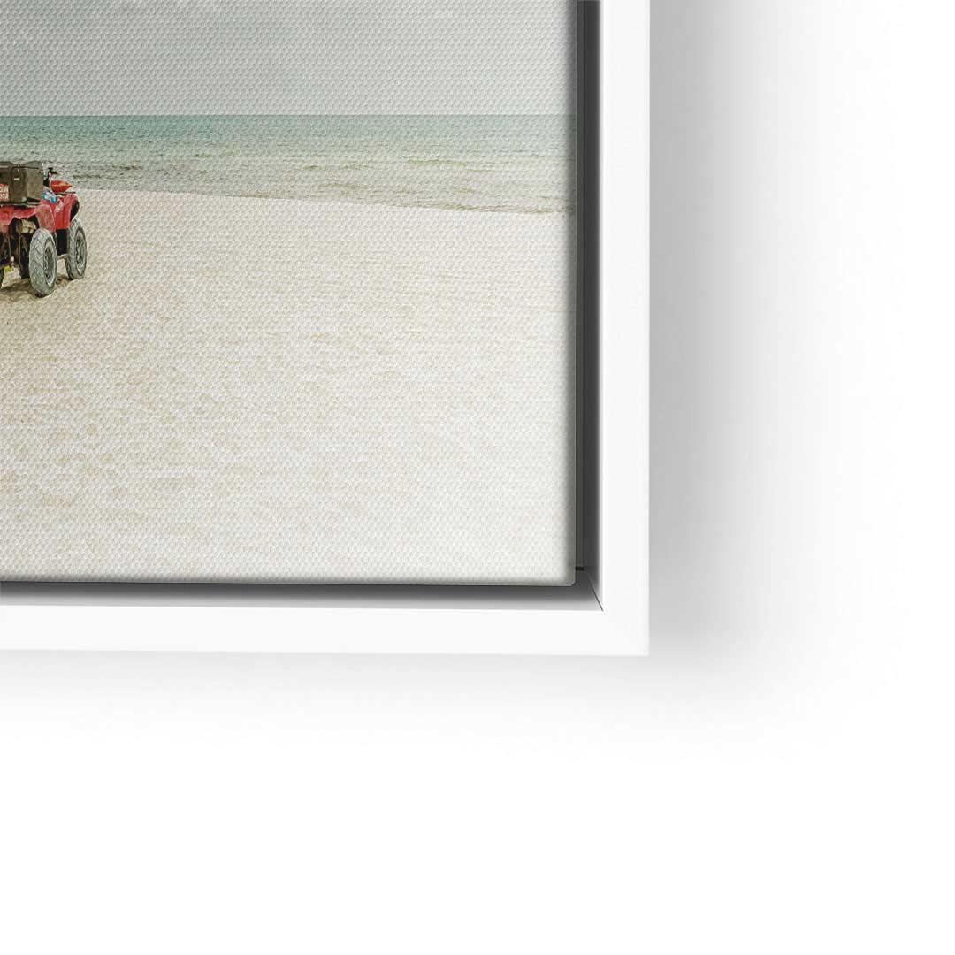 Detail eines Wandbildes mit Vintage-Strandmotiv, Meer, Sand und rotem Auto mit weißem Rahmen