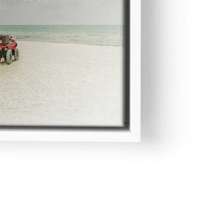 Detail eines Wandbildes mit Vintage-Strandmotiv, Meer, Sand und rotem Auto mit weißem Rahmen
