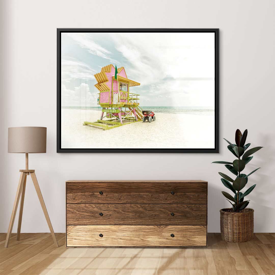 Gerahmtes Wandbild mit Vintage Miami Beach Motiv, bunter Rettungsturm am Sandstrand, moderne Wohnzimmer Deko.