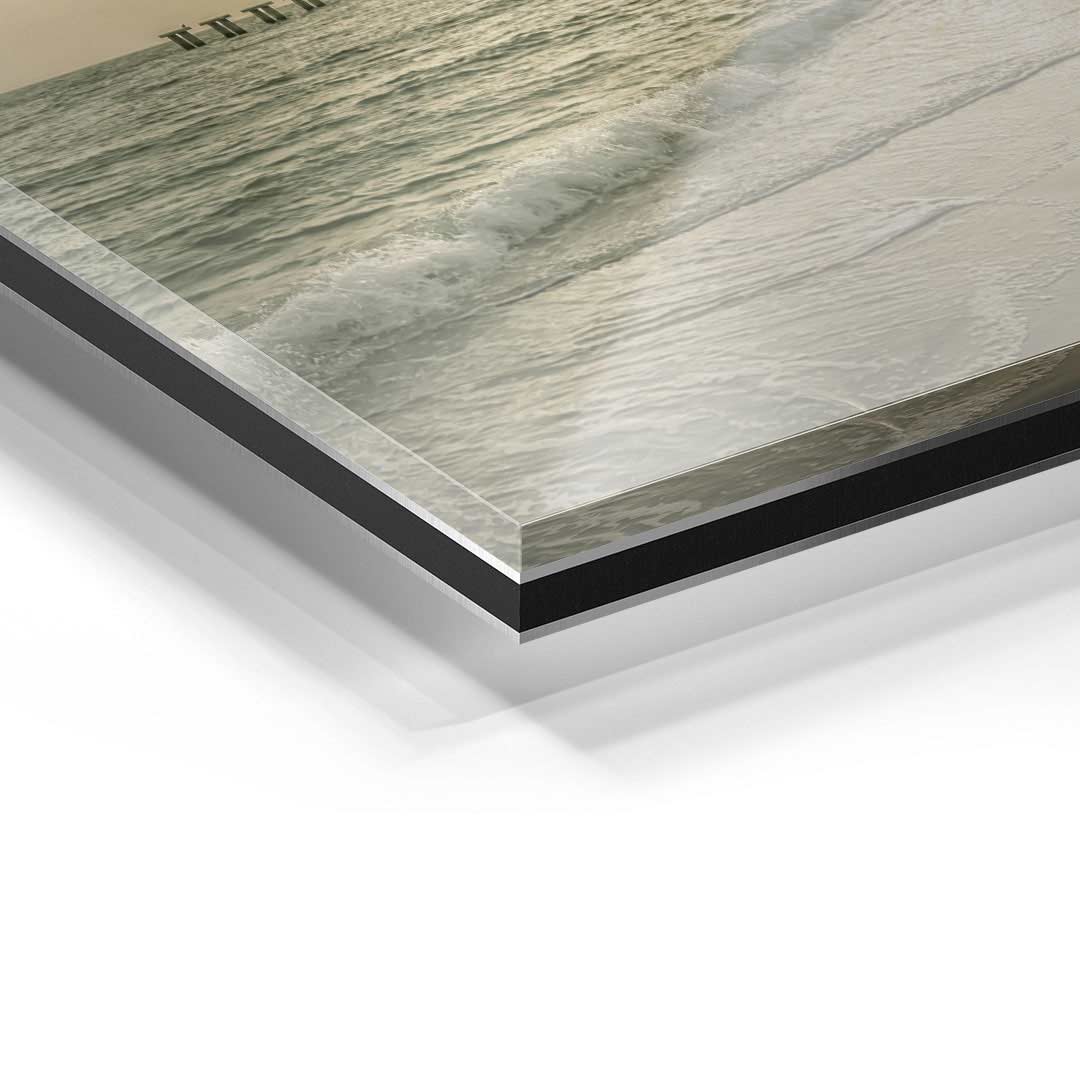 Detailaufnahme eines Acrylglas-Wandbilds mit Vintage Sonnenuntergang und Meereswellen