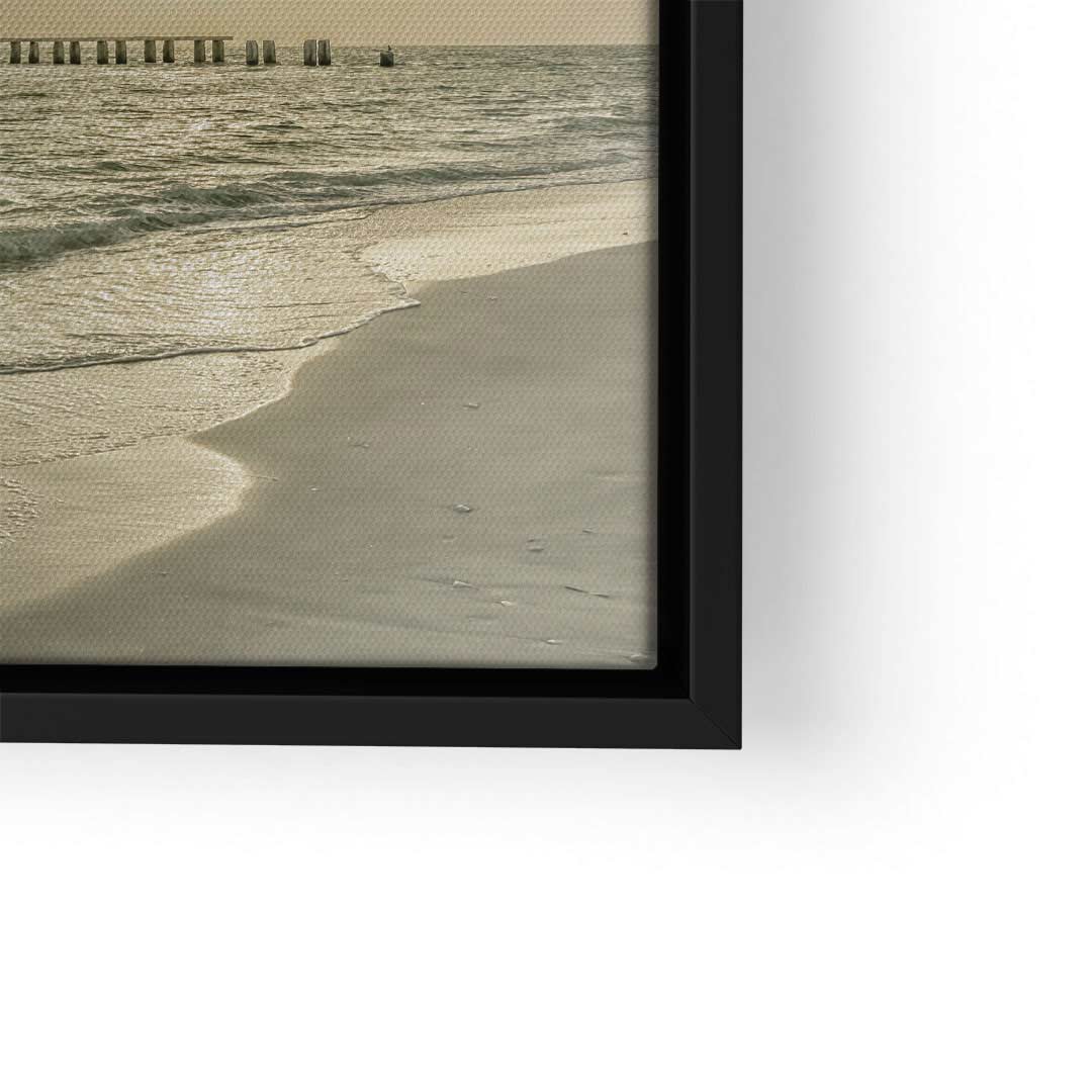 Nahaufnahme eines gerahmten Wandbilds mit Vintage-Strand und Sonnenuntergang, sanfte Wellen am Ufer