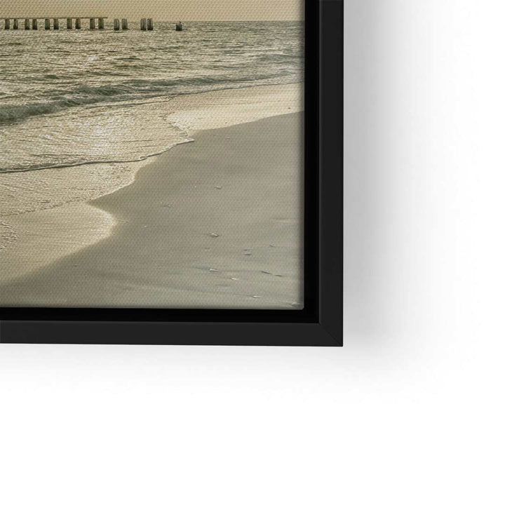 Nahaufnahme eines gerahmten Wandbilds mit Vintage-Strand und Sonnenuntergang, sanfte Wellen am Ufer