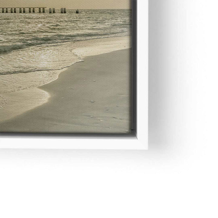 Vintage Wandbild mit Sonnenuntergang am Strand und ruhigem Meer im modernen Rahmen