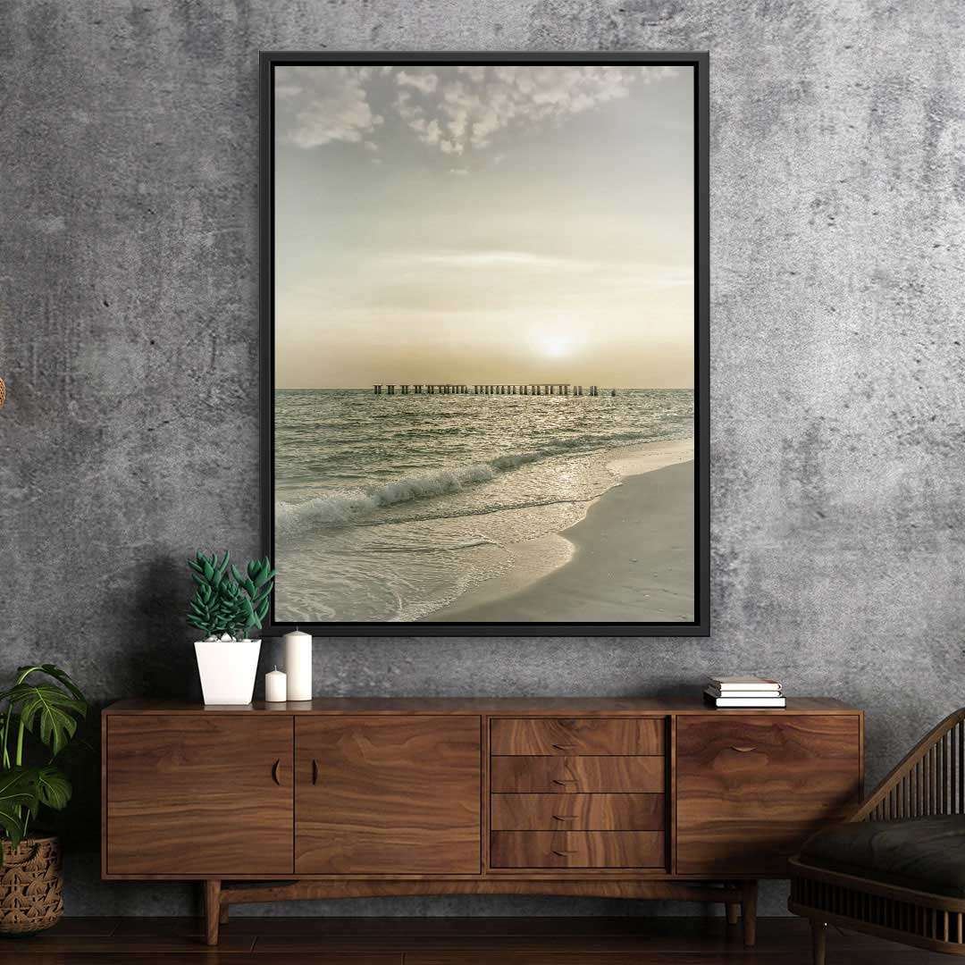 Vintage Wandbild mit Sonnenuntergang am Meer, sanfte Wellen und Steg im Wohnzimmer
