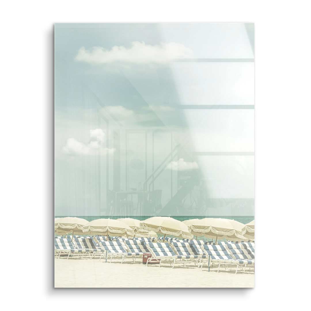 Wandbild mit Vintage-Strand, leeren Liegen und Sonnenschirmen am Sandstrand