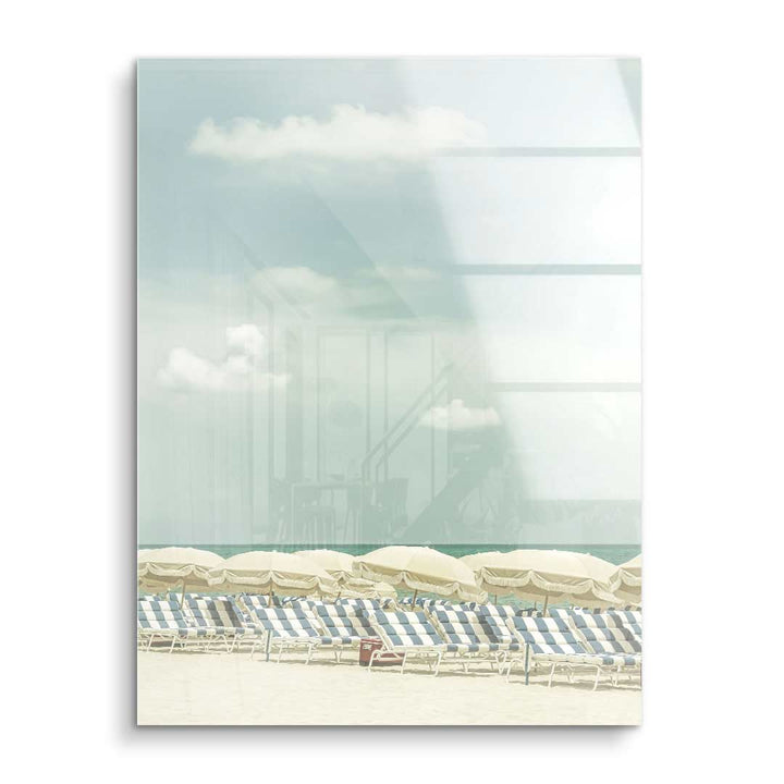 Wandbild mit Vintage-Strand, leeren Liegen und Sonnenschirmen am Sandstrand