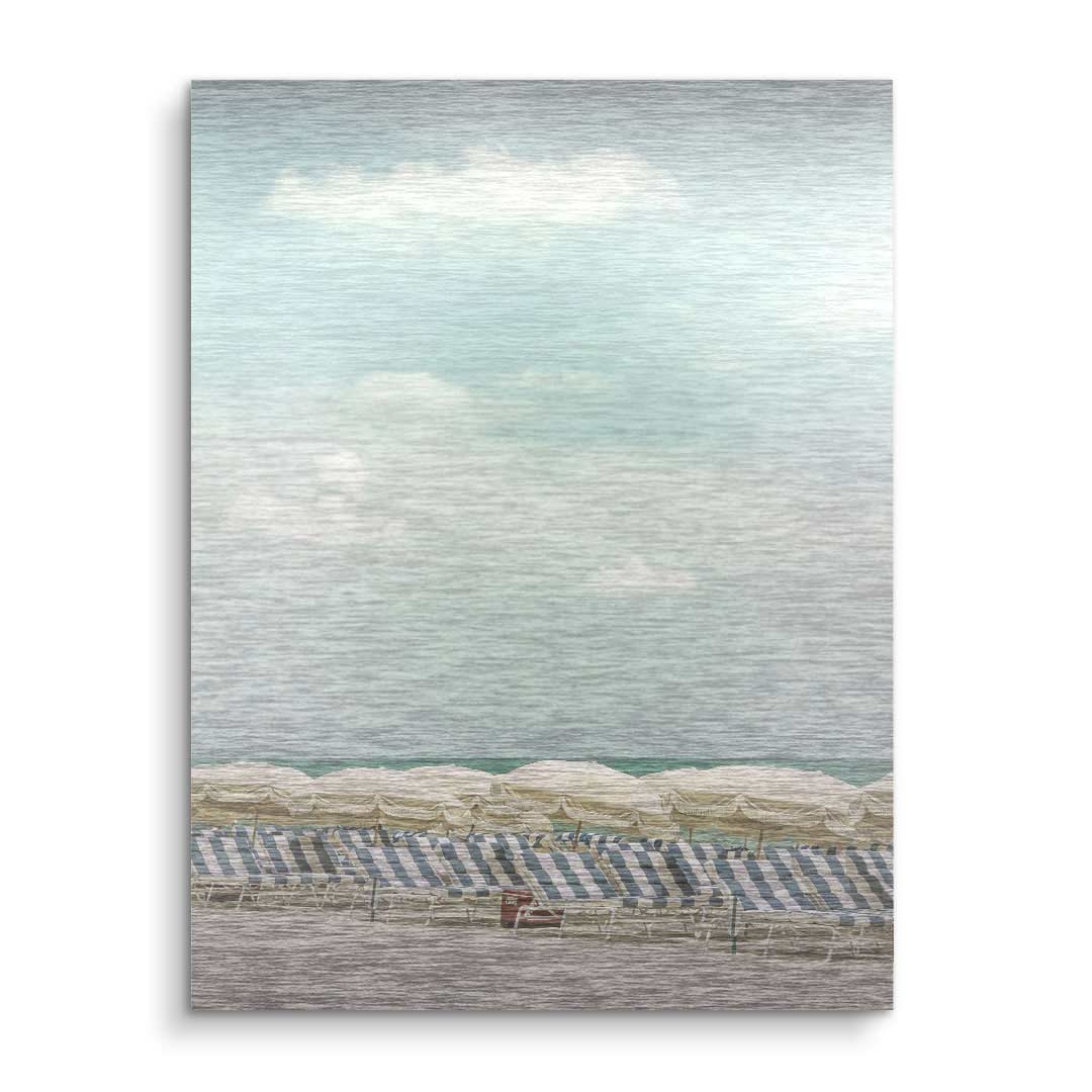 Vintage Strandbild mit leeren Liegestühlen, Sonnenschirmen und ruhigem Himmel als Wandbild